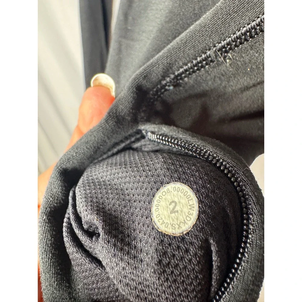 Lululemon Rulu Black Long Sleeve Running Top Thumbholes Zip Pocket Size 2